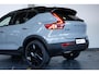 Volvo XC40 B4 Plus Black Edition | 360° Parkeercamera | Panorama dak | Semi-Electrische Wegklapbare Trekhaak | Harman Kardon Premium Audio | Stoelverwarming | Parkeersensoren voor + achter | Google Infotainment | Stuurwielverwarming
