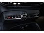 Volvo XC40 B4 Plus Black Edition | 360° Parkeercamera | Panorama dak | Semi-Electrische Wegklapbare Trekhaak | Harman Kardon Premium Audio | Stoelverwarming | Parkeersensoren voor + achter | Google Infotainment | Stuurwielverwarming