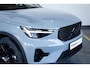 Volvo XC40 B4 Plus Black Edition | 360° Parkeercamera | Panorama dak | Semi-Electrische Wegklapbare Trekhaak | Harman Kardon Premium Audio | Stoelverwarming | Parkeersensoren voor + achter | Google Infotainment | Stuurwielverwarming
