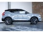 Volvo XC40 B4 Plus Black Edition | 360° Parkeercamera | Panorama dak | Semi-Electrische Wegklapbare Trekhaak | Harman Kardon Premium Audio | Stoelverwarming | Parkeersensoren voor + achter | Google Infotainment | Stuurwielverwarming