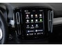 Volvo XC40 B4 Plus Black Edition | 360° Parkeercamera | Panorama dak | Semi-Electrische Wegklapbare Trekhaak | Harman Kardon Premium Audio | Stoelverwarming | Parkeersensoren voor + achter | Google Infotainment | Stuurwielverwarming