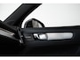 Volvo XC40 B4 Plus Black Edition | 360° Parkeercamera | Panorama dak | Semi-Electrische Wegklapbare Trekhaak | Harman Kardon Premium Audio | Stoelverwarming | Parkeersensoren voor + achter | Google Infotainment | Stuurwielverwarming