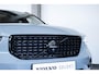 Volvo XC40 B4 Plus Black Edition | 360° Parkeercamera | Panorama dak | Semi-Electrische Wegklapbare Trekhaak | Harman Kardon Premium Audio | Stoelverwarming | Parkeersensoren voor + achter | Google Infotainment | Stuurwielverwarming