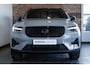 Volvo XC40 B4 Plus Black Edition | 360° Parkeercamera | Panorama dak | Semi-Electrische Wegklapbare Trekhaak | Harman Kardon Premium Audio | Stoelverwarming | Parkeersensoren voor + achter | Google Infotainment | Stuurwielverwarming