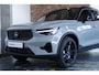 Volvo XC40 B4 Plus Black Edition | 360° Parkeercamera | Panorama dak | Semi-Electrische Wegklapbare Trekhaak | Harman Kardon Premium Audio | Stoelverwarming | Parkeersensoren voor + achter | Google Infotainment | Stuurwielverwarming