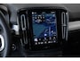 Volvo XC40 B4 Plus Black Edition | 360° Parkeercamera | Panorama dak | Semi-Electrische Wegklapbare Trekhaak | Harman Kardon Premium Audio | Stoelverwarming | Parkeersensoren voor + achter | Google Infotainment | Stuurwielverwarming