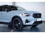 Volvo XC40 B4 Plus Black Edition | 360° Parkeercamera | Panorama dak | Semi-Electrische Wegklapbare Trekhaak | Harman Kardon Premium Audio | Stoelverwarming | Parkeersensoren voor + achter | Google Infotainment | Stuurwielverwarming