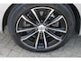 Volvo V60 T6 350PK Autm. Plug-in hybrid AWD Plus Dark Long Range / Google infotainment / Semi elekrisch wegklapbare trekhaak / Verwarmbare voorruit / Elektrisch bedienbare voorstoelen met geheugen / Verwarmbare voorstoelen