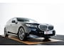BMW 5-Serie Touring 520i M Sport - Trekhaak - Parking/Driving Assistant - Head up - Elektrisch verstelbare/verwarmde stoelen - Stoelventilatie - Standkachel - Comfort Access - Getinte Ruiten - Stuurwielrandverwarming -