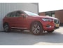 Volvo XC60 2.0 Recharge T6 AWD R-Design | Incl. 12 maanden garantie | Cruise control | Climate control | Apple carplay/Android auto | Uitklapbare trekhaak | Schuif/kantel dak | Parkeercamera | Stoel/stuurverwarming |
