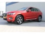 Volvo XC60 2.0 Recharge T6 AWD R-Design | Incl. 12 maanden garantie | Cruise control | Climate control | Apple carplay/Android auto | Uitklapbare trekhaak | Schuif/kantel dak | Parkeercamera | Stoel/stuurverwarming |