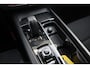 Volvo XC60 2.0 Recharge T6 AWD R-Design | Incl. 12 maanden garantie | Cruise control | Climate control | Apple carplay/Android auto | Uitklapbare trekhaak | Schuif/kantel dak | Parkeercamera | Stoel/stuurverwarming |