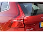 Volvo XC60 2.0 Recharge T6 AWD R-Design | Incl. 12 maanden garantie | Cruise control | Climate control | Apple carplay/Android auto | Uitklapbare trekhaak | Schuif/kantel dak | Parkeercamera | Stoel/stuurverwarming |