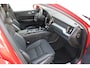 Volvo XC60 2.0 Recharge T6 AWD R-Design | Incl. 12 maanden garantie | Cruise control | Climate control | Apple carplay/Android auto | Uitklapbare trekhaak | Schuif/kantel dak | Parkeercamera | Stoel/stuurverwarming |