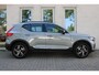 Volvo XC40 B4 Automaat Plus Dark | Vapour Grey Metallic | All-Season banden | BLIS | Harman Kardon audio | Elek. Bed. stoelen met memory | Verwarmbare voorstoelen | Verwarmbaar stuurwiel | Verwarmbaar voorruit | 18 inch Lichtmetalen velgen | Semi Elek. trekhaak | Alarmklasse 3