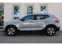 Volvo XC40 B4 Automaat Plus Dark | Vapour Grey Metallic | All-Season banden | BLIS | Harman Kardon audio | Elek. Bed. stoelen met memory | Verwarmbare voorstoelen | Verwarmbaar stuurwiel | Verwarmbaar voorruit | 18 inch Lichtmetalen velgen | Semi Elek. trekhaak | Alarmklasse 3