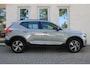 Volvo XC40 B4 Automaat Plus Dark | Vapour Grey Metallic | All-Season banden | BLIS | Harman Kardon audio | Elek. Bed. stoelen met memory | Verwarmbare voorstoelen | Verwarmbaar stuurwiel | Verwarmbaar voorruit | 18 inch Lichtmetalen velgen | Semi Elek. trekhaak | Alarmklasse 3