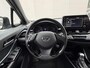 Toyota C-HR 1.8 Hybrid First Edition / Afneembare Trekhaak (Trekgewicht 725kg) / Achteruitrijcamera / Stuur- en Stoelverwarming / Navigatie via Apple Carplay & Android Auto / Cruise- en Climate Control / Keyless Entry & Start /