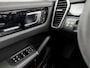 Porsche Cayenne Coupé 3.0 E-Hybrid SportDesign 463Pk Automaat (SPORTCHRONO PAKKET, PANORAMADAK, ALCANTARA STUUR EN HEMEL, APPLE CARPLAY, LUCHTVERING, KUIPSTOELEN, SFEERVERLICHTING, 360 CAMERA, HEAD-UP DISPLAY, NIEUWSTAAT)