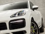 Porsche Cayenne Coupé 3.0 E-Hybrid SportDesign 463Pk Automaat (SPORTCHRONO PAKKET, PANORAMADAK, ALCANTARA STUUR EN HEMEL, APPLE CARPLAY, LUCHTVERING, KUIPSTOELEN, SFEERVERLICHTING, 360 CAMERA, HEAD-UP DISPLAY, NIEUWSTAAT)
