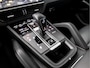 Porsche Cayenne Coupé 3.0 E-Hybrid SportDesign 463Pk Automaat (SPORTCHRONO PAKKET, PANORAMADAK, ALCANTARA STUUR EN HEMEL, APPLE CARPLAY, LUCHTVERING, KUIPSTOELEN, SFEERVERLICHTING, 360 CAMERA, HEAD-UP DISPLAY, NIEUWSTAAT)