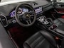 Porsche Cayenne Coupé 3.0 E-Hybrid SportDesign 463Pk Automaat (SPORTCHRONO PAKKET, PANORAMADAK, ALCANTARA STUUR EN HEMEL, APPLE CARPLAY, LUCHTVERING, KUIPSTOELEN, SFEERVERLICHTING, 360 CAMERA, HEAD-UP DISPLAY, NIEUWSTAAT)