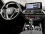 BMW 5-Serie Touring 530i xDrive M Sport 245Pk Automaat (PANORAMADAK, APPLE CARPLAY, LUCHTVERING, GROOT NAVI, 360 CAMERA, MEMORY SEATS, LEDER, SFEERVERLICHTING, ADAPTIVE CRUISE, HEAD-UP DISPLAY, TREKHAAK, NIEUWSTAAT)