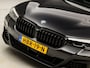 BMW 5-Serie Touring 530i xDrive M Sport 245Pk Automaat (PANORAMADAK, APPLE CARPLAY, LUCHTVERING, GROOT NAVI, 360 CAMERA, MEMORY SEATS, LEDER, SFEERVERLICHTING, ADAPTIVE CRUISE, HEAD-UP DISPLAY, TREKHAAK, NIEUWSTAAT)