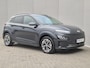 Hyundai Kona Electric EV Business 64 kWh Automaat / Apple Carplay Android Auto / Allseason banden / Stuur-, en Stoelverwarming / WLTP bereik 484 km stad bereik 660 km / Achteruitrijcamera / Keyless Entry/Start /