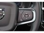 Volvo XC40 B4 Plus Dark - IntelliSafe Assist & Surround - Harman/Kardon audio - Parkeercamera achter - Verwarmde voorstoelen & stuur - Parkeersensoren voor & achter - Elektr. bedienb. voorstoelen met geheugen links - Draadloze tel. lader - Elektr. inklapbare trekhaak - 18' LMV