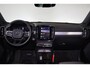 Volvo XC40 B4 Plus Dark - IntelliSafe Assist & Surround - Harman/Kardon audio - Parkeercamera achter - Verwarmde voorstoelen & stuur - Parkeersensoren voor & achter - Elektr. bedienb. voorstoelen met geheugen links - Draadloze tel. lader - Elektr. inklapbare trekhaak - 18' LMV