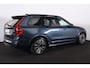 Volvo XC90 T8 Recharge AWD Ultra Dark - Luchtvering - Panorama/schuifdak - IntelliSafe Assist & Surround - 360º Camera - Adaptieve LED koplampen - Verwarmde voorstoelen, stuur & achterbank - Parkeersensoren voor & achter - Elektr. bedienb. voorstoelen met geheugen - Head up display - Draadloze tel. lader - Extra getint glas - Elektr. inklapbare trekhaak - 20' LMV