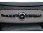 Volvo XC90 T8 Recharge AWD Ultra Dark - Luchtvering - Panorama/schuifdak - IntelliSafe Assist & Surround - 360º Camera - Adaptieve LED koplampen - Verwarmde voorstoelen, stuur & achterbank - Parkeersensoren voor & achter - Elektr. bedienb. voorstoelen met geheugen - Head up display - Draadloze tel. lader - Extra getint glas - Elektr. inklapbare trekhaak - 20' LMV