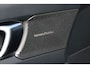 Volvo XC40 B4 Automaat Plus Black Edition | Panoramadak | Verwarmbare voorstoelen | Verwarmbaar stuurwiel | Premium audio by Harman Kardon | Rondom zichtcamera | 20 inch Lichtmetalen velgen | Alarmklasse 3