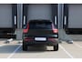 Volvo XC40 B4 Automaat Plus Black Edition | Panoramadak | Verwarmbare voorstoelen | Verwarmbaar stuurwiel | Premium audio by Harman Kardon | Rondom zichtcamera | 20 inch Lichtmetalen velgen | Alarmklasse 3