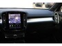Volvo XC40 B4 Automaat Plus Black Edition | Verwarmbare voorstoelen | Verwarmbaar stuurwiel | Premium audio by Harman Kardon | Panoramadak | Rondom zichtcamera | 20 inch Lichtmetalen velgen | Alarmklasse 3