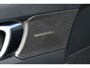 Volvo XC40 B4 Automaat Plus Black Edition | Verwarmbare voorstoelen | Verwarmbaar stuurwiel | Premium audio by Harman Kardon | Panoramadak | Rondom zichtcamera | 20 inch Lichtmetalen velgen | Alarmklasse 3