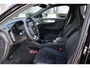Volvo XC40 B4 Automaat Plus Black Edition | Verwarmbare voorstoelen | Verwarmbaar stuurwiel | Premium audio by Harman Kardon | Panoramadak | Rondom zichtcamera | 20 inch Lichtmetalen velgen | Alarmklasse 3