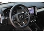 Volvo XC40 B4 Automaat Plus Black Edition | Panoramadak | Verwarmbare voorstoelen | Verwarmbaar stuurwiel | Premium audio by Harman Kardon | Rondom zichtcamera | 20 inch Lichtmetalen velgen | Alarmklasse 3
