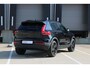 Volvo XC40 B4 Automaat Plus Black Edition | Verwarmbare voorstoelen | Verwarmbaar stuurwiel | Premium audio by Harman Kardon | Panoramadak | Rondom zichtcamera | 20 inch Lichtmetalen velgen | Alarmklasse 3