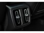 Volvo XC40 B4 Automaat Plus Black Edition | Verwarmbare voorstoelen | Verwarmbaar stuurwiel | Premium audio by Harman Kardon | Panoramadak | Rondom zichtcamera | 20 inch Lichtmetalen velgen | Alarmklasse 3