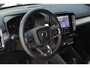 Volvo XC40 B4 Automaat Plus Black Edition | Verwarmbare voorstoelen | Verwarmbaar stuurwiel | Premium audio by Harman Kardon | Panoramadak | Rondom zichtcamera | 20 inch Lichtmetalen velgen | Alarmklasse 3