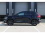 Volvo XC40 B4 Automaat Plus Black Edition | Verwarmbare voorstoelen | Verwarmbaar stuurwiel | Premium audio by Harman Kardon | Panoramadak | Rondom zichtcamera | 20 inch Lichtmetalen velgen | Alarmklasse 3