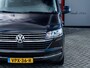 Volkswagen Transporter 2.0 TDI L2H1 30 DC Caravelle Highline | Trekhaak | 6 Zits | Navigatie | Camera | 19'' Lichtmetalen Velgen | Cruise Control | Stoelverwarming | Climate Control | Metallic Lak | All Season Banden | PDC | Dealer Onderhouden |