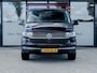Volkswagen Transporter 2.0 TDI L2H1 30 DC Caravelle Highline | Trekhaak | 6 Zits | Navigatie | Camera | 19'' Lichtmetalen Velgen | Cruise Control | Stoelverwarming | Climate Control | Metallic Lak | All Season Banden | PDC | Dealer Onderhouden |