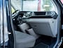 Volkswagen Transporter 2.0 TDI L2H1 30 DC Caravelle Highline | Trekhaak | 6 Zits | Navigatie | Camera | 19'' Lichtmetalen Velgen | Cruise Control | Stoelverwarming | Climate Control | Metallic Lak | All Season Banden | PDC | Dealer Onderhouden |