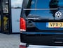 Volkswagen Transporter 2.0 TDI L2H1 30 DC Caravelle Highline | Trekhaak | 6 Zits | Navigatie | Camera | 19'' Lichtmetalen Velgen | Cruise Control | Stoelverwarming | Climate Control | Metallic Lak | All Season Banden | PDC | Dealer Onderhouden |