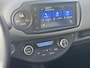 Toyota Yaris 1.5 Hybrid DYNAMIC APPLE/ANDROID KEYLESS 15'' LM-VELGEN CLIMA CRUISE CAMERA BLUETOOTH NL-AUTO 1E-EIG