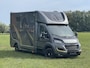 Peugeot Boxer Allure Sport Paardenwagen 2.2 HDI 165pk | 1640kg laadvermogen | 3-zitplaatsen | Trekhaak | Lederen bekleding | Navigatie | Climate | Videobewaking |