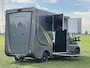 Peugeot Boxer Allure Sport Paardenwagen 2.2 HDI 165pk | FINANCIAL LEASE PRIJS INCL. AANBETALING & SLOTTERMIJN (ZIE TEKST) | 1640kg laadvermogen | 3-zitplaatsen | Trekhaak | Lederen bekleding | Navigatie | Climate | Videobewaking | Achteruitrijcamera
